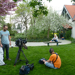 Maja w ogrodzie, odc. 494. Maja Popielarska z ekipą TVN i HBO odwiedzała ogrody, które projektowaliśmy i urządzaliśmy. Dzięki udanej współpracy z ich właścicielami, urokowi bylinowych rabat, fotogenicznym kwitnącym drzewom i krzewom, powiązaniu z krajobrazem i profesjonalizmowi telewizyjnej ekipy ogrody pięknie zaprezentowały się w programie. Ledum Ogrody – projektowanie ogrodów przydomowych, projektowanie zielonych tarasów, projektowanie zielonych dachów, projektowanie ogrodów balkonowych, projektowanie małej architektury ogrodowej, doradztwo ogrodowe, warsztaty. Wrocław, Dolnośląskie.