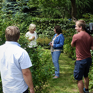 Maja w ogrodzie, odc. 720, 725. Maja Popielarska z ekipą TVN i HBO odwiedzała ogrody, które projektowaliśmy i urządzaliśmy. Dzięki udanej współpracy z ich właścicielami, urokowi bylinowych rabat, fotogenicznym kwitnącym drzewom i krzewom, powiązaniu z krajobrazem i profesjonalizmowi telewizyjnej ekipy ogrody pięknie zaprezentowały się w programie. Ledum Ogrody – projektowanie ogrodów przydomowych, projektowanie zielonych tarasów, projektowanie zielonych dachów, projektowanie ogrodów balkonowych, projektowanie małej architektury ogrodowej, doradztwo ogrodowe, warsztaty. Wrocław, Dolnośląskie.