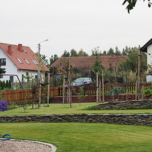 Kruków. Ogród ze stawem kąpielowym w Krukowie. Ledum Ogrody – projektowanie ogrodów przydomowych, projektowanie zielonych tarasów, projektowanie zielonych dachów, projektowanie ogrodów balkonowych, projektowanie małej architektury ogrodowej, doradztwo ogrodowe, warsztaty. Wrocław, Dolnośląskie.