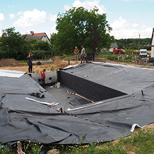 Kruków. Ogród ze stawem kąpielowym w Krukowie. Ledum Ogrody – projektowanie ogrodów przydomowych, projektowanie zielonych tarasów, projektowanie zielonych dachów, projektowanie ogrodów balkonowych, projektowanie małej architektury ogrodowej, doradztwo ogrodowe, warsztaty. Wrocław, Dolnośląskie.