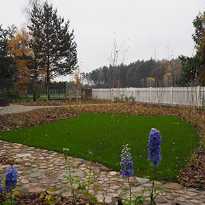 Pajęczno. Ogród pod lasem w Pajęcznie. Ledum Ogrody – projektowanie ogrodów przydomowych, projektowanie zielonych tarasów, projektowanie zielonych dachów, projektowanie ogrodów balkonowych, projektowanie małej architektury ogrodowej, doradztwo ogrodowe, warsztaty. Wrocław, Dolnośląskie.