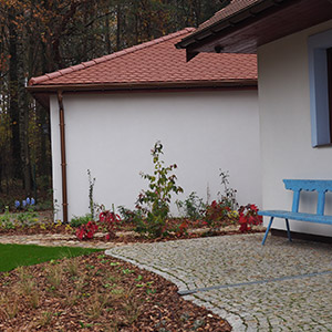 Pajęczno. Ogród pod lasem w Pajęcznie. Ledum Ogrody – projektowanie ogrodów przydomowych, projektowanie zielonych tarasów, projektowanie zielonych dachów, projektowanie ogrodów balkonowych, projektowanie małej architektury ogrodowej, doradztwo ogrodowe, warsztaty. Wrocław, Dolnośląskie.
