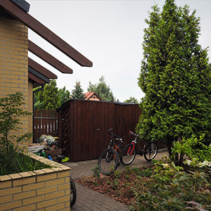 Smolec. Praktyczny ogródek w Smolcu. Ledum Ogrody – projektowanie ogrodów przydomowych, projektowanie zielonych tarasów, projektowanie zielonych dachów, projektowanie ogrodów balkonowych, projektowanie małej architektury ogrodowej, doradztwo ogrodowe, warsztaty. Wrocław, Dolnośląskie.