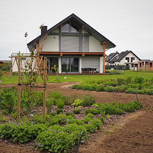Wilkszyn. Ogród inspirowany lasem i łąką w Wilkszynie. Ledum Ogrody – projektowanie ogrodów przydomowych, projektowanie zielonych tarasów, projektowanie zielonych dachów, projektowanie ogrodów balkonowych, projektowanie małej architektury ogrodowej, doradztwo ogrodowe, warsztaty. Wrocław, Dolnośląskie.