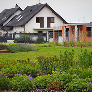 Wilkszyn. Ogród inspirowany lasem i łąką w Wilkszynie. Ledum Ogrody – projektowanie ogrodów przydomowych, projektowanie zielonych tarasów, projektowanie zielonych dachów, projektowanie ogrodów balkonowych, projektowanie małej architektury ogrodowej, doradztwo ogrodowe, warsztaty. Wrocław, Dolnośląskie.